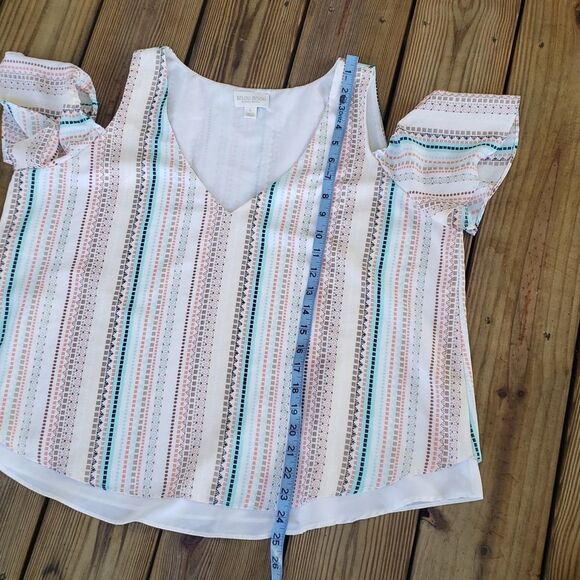 Bisou Bisou cold shoulder top size L - Picture 11 of 12